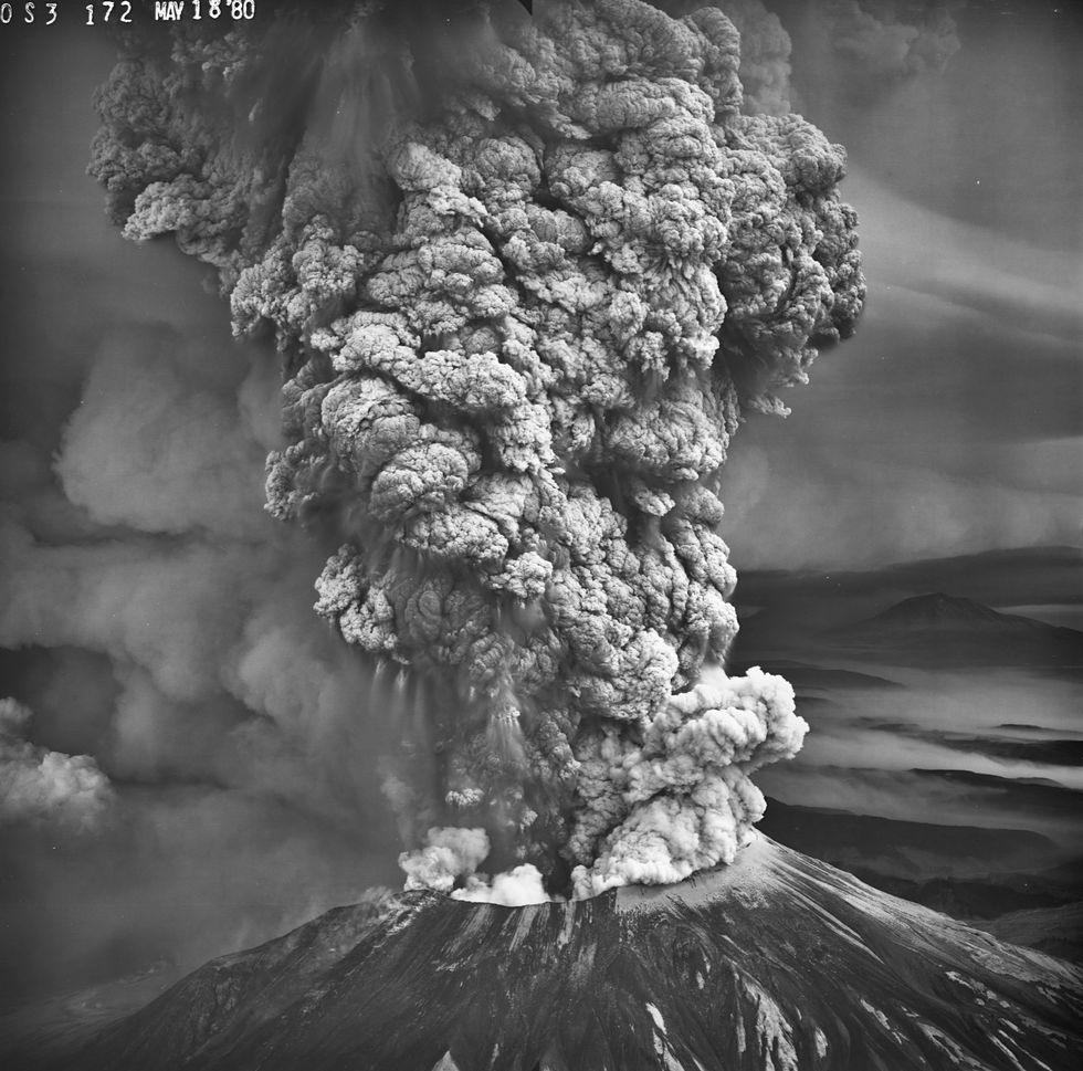 Een kolom van gloeiendhete as en gas stijgt op 18 mei 1980 op uit Mount Saint Helens Deze foto is vanuit het zuidwesten genomen In minder dan twee weken na de uitbarsting had een deel van het vulkanische as zich over de hele wereld verspreid