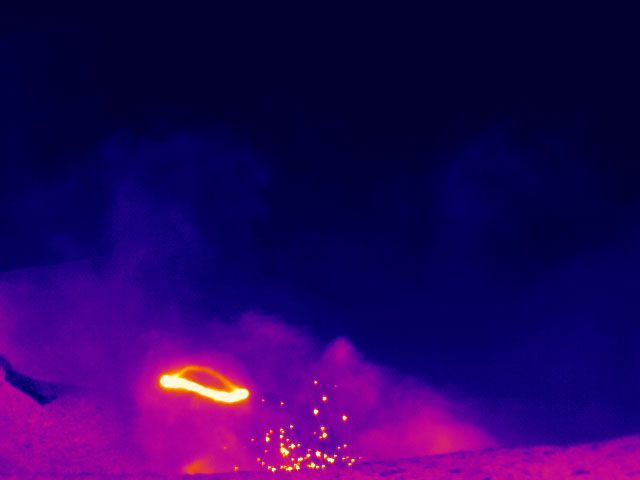 In een reeks infraroodopnamen is te zien hoe een rookkring boven de vulkaan Yasur wordt gevormd en daarna weer oplost