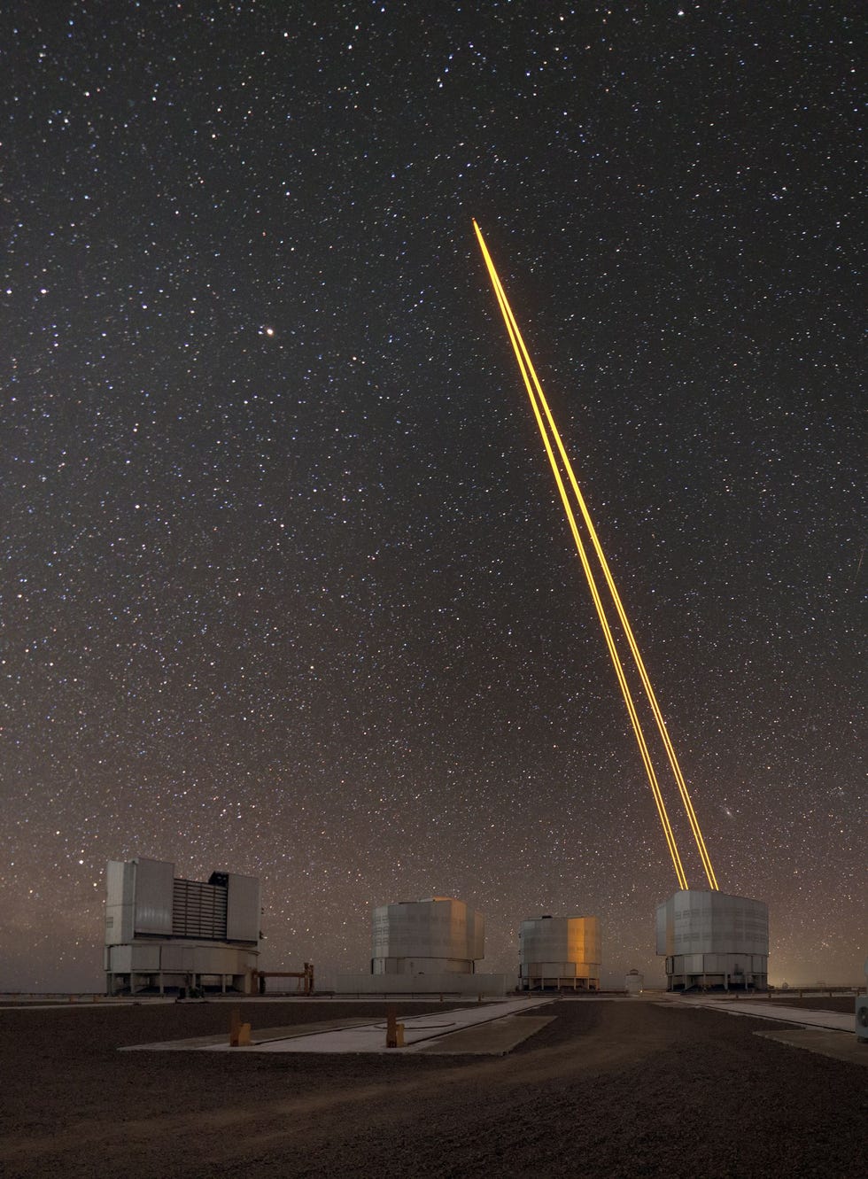 Op een in maart genomen foto creert laserlicht een kunstmatige volgster guide star voor de Very Large Telescope van de Europese Zuidelijke Sterrenwacht ESO in Chili Met deze techniek wordt het vervagende effect van de dampkring van de aarde gecorrigeerd en kunnen scherpere fotos worden gemaakt van sterren en andere objecten in de verre ruimte