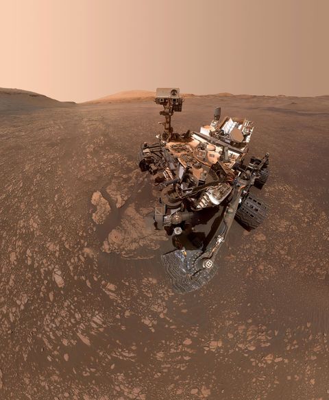 De Marsrover Curiosity van de NASA nam op 12 mei 2019 deze selfie die is samengesteld uit 57 afzonderlijke opnamen van de Mars Hand Lens Imager een enkelvoudige camera aan het uiteinde van de robotarm van de lander De beelden werden tot een panorama samengevoegd en de robotarm werd tijdens de nabewerking uit de foto verwijderd