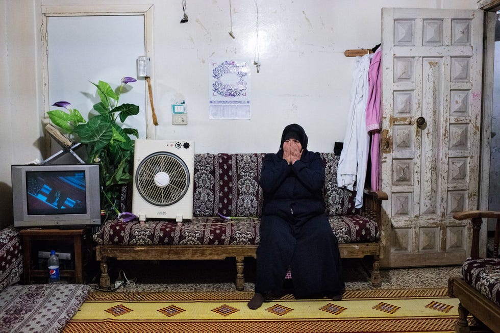 De tante van de bruid Raghda Fetrawi wier zoon al ruim twee jaar wordt vermist zit in haar huis in de wijk Baba Amr in Homs Ze maakt zich zorgen over de vroege leeftijd waarop haar nichtje trouwt Haar jongste dochter zit nog op school en een andere dochter studeert rechten