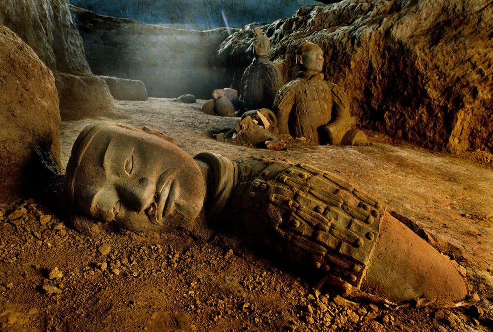 Een leger van levensgrote soldaten van klei bewaakt de immense tombe van Qin Shi Huangdi Chinas eerste keizer Archeologen hebben de verborgen schatten van de grafheuvel nog niet onderzocht