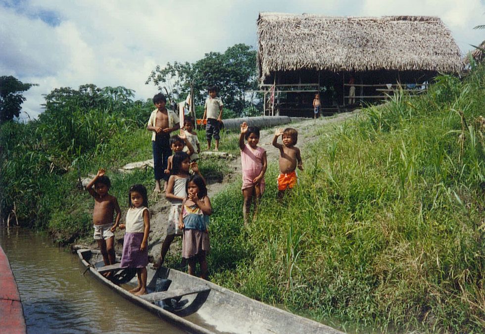 In 1987 huurde Podell een vrachtkano en reisde hij stroomafwaarts over de Amazone rivier Hij stopte bij dit dorpje aan een van de zijtakken van de rivier zon 160 kilometer vanaf Iquitos in Peru
