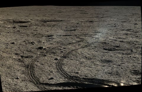 Een mozaek uit 2014 laat de kromme sporen van Yutu zien Yutu en Change3 landen op Mare Imbrium het grootste bassin op de dichtstbijzijnde kant van de maan Mare Imbrium is ontstaan uit de lava die terugstroomde na een hele grote inslag ongeveer 385 miljard jaar geleden