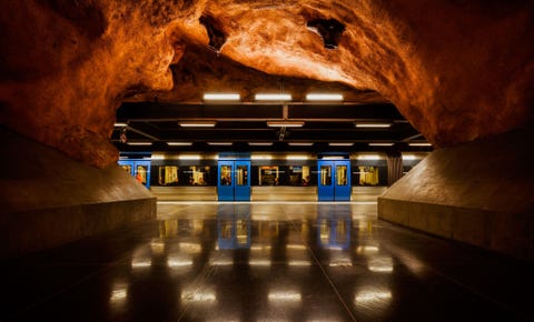 Ondergrondse kunst In Stockholm wordt een ritje met de metro een esthetische ervaring Ik heb het gevoel alsof ik een ondergrondse wereld op de planeet Mars betreed vertelt Corcoran bij de foto van Markus Pavlowsky