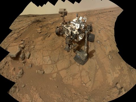 De rover Curiosity van de NASA heeft een fotomozaek van zichzelf gemaakt Curiosity heeft aanwijzingen gevonden  waaronder de rotsformaties waarop de rover staat  voor een oeroud zoetwatermeer op Mars