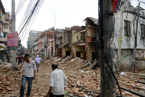 De faades van gebouwen in Lalitpur een buitenwijk van Kathmandu zijn op straat gestort De trillingen van de aardbeving werden in heel Nepal en meerdere aangrenzende landen gevoeld