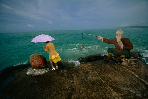 Een toerist bezoekt het zuidelijkste puntje van China op het eiland Hainan in de ZuidChinese Zee
