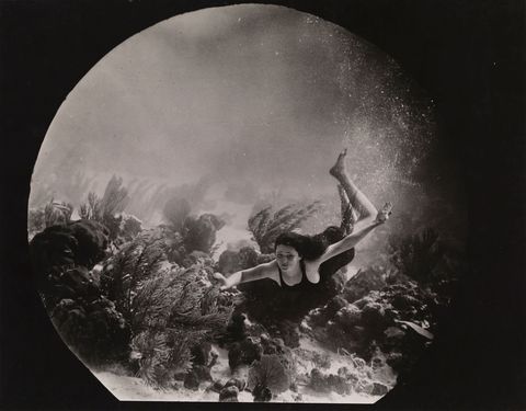 Williamsons Undersea Wonders nam deze foto van actrice Lulu McGrath voor de stomme film uit 1922 Wonders of the Sea De productiefirma was gespecialiseerd in film en fotos geschoten door een patrijspoort van hun gepatenteerde onderzeerkamer