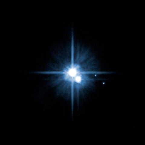 In 2006 voegde Hubble twee kleine manen toe aan het gezelschap van Pluto Nix en Hydra uiterst rechts Pluto heeft nu vijf bekende manen waaronder zijn grote vriend Charon rechts van Pluto New Horizons zoekt er nog meer