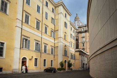 De paus verlaat een ingang van de Casa Santa Marta een gastenverblijf in het Vaticaan waar hij een bescheiden appartement betrok nadat hij de luxe officile verblijven afwees in het Apostolisch Paleis