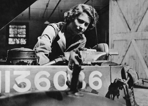 De uitstapjes van de koninginmoeder naar de arbeiders in East End in Londen om de moraal op te krikken tijdens de Blitz waren een grote inspiratie voor de toekomstige koningin Hier leert Prinses Elizabeth voor monteur bij de Auxiliary Territorial Service in 1945