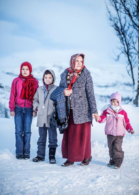 Adila Mohsini en haar kinderen vanaf links Zahra Rizai Jaafar Rizai en Adis Rizai kwamen in oktober vanuit Afghanistan naar Riksgrnsen Het Zweedse migratiebureau schat dat er in 2015 zon 40000 vluchtelingen uit Afghanistan naar Zweden kwamen