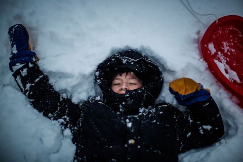 Van de 600 vluchtelingen die in het resort verblijven zijn er 100 kinderen Hier speelt een jongen in de sneeuw gedurende een paar uren in het daglicht de zon komt nooit boven de horizon uit in januari