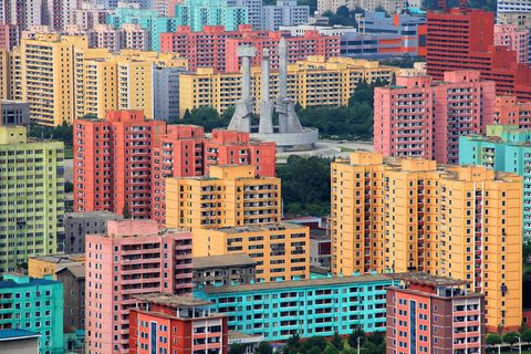 Rond het Monument ter ere van de oprichting van de Partij in de hoofdstad van NoordKorea staan kleurrijke gebouwen Het monument eert de Arbeiderspartij in NoordKorea en verwijst met een hamer een penseel en een sikkel naar respectievelijk werklieden intellectuele en boeren Lees over een treinreis over het platteland van NoordKorea