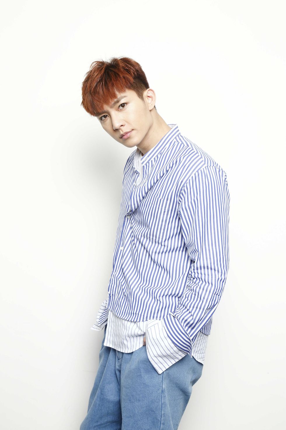 White, Clothing, Blue, Sleeve, Cool, Shoulder, Neck, Standing, Hairstyle, T-shirt, 