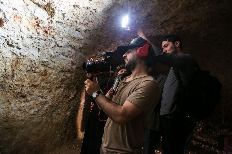 De regisseur van The Cave Feras Fayyad hier te zien tijdens opnamen in Idlib Syri kreeg in december geen inreisvisum voor de VS Maar door hulp uit de wereld van documentairemakers kon hij alsnog naar de VS reizen op tijd voor de 92e Oscaruitreikingen