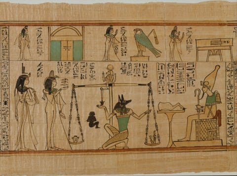 In dit drieduizend jaar oude tafereel uit het Dodenboek is de goddelijke jakhalshond Anoebis de Egyptische god van de mummificatie en het hiernamaals afgebeeld tijdens het afstellen van een weegschaal