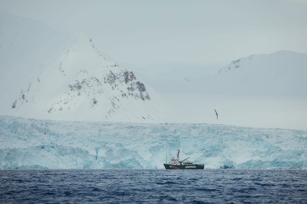 Een van de schepen van Greenpeace de MY Arctic Sunrise is hier te zien voor het front van de Dahlbreengletsjer op Spitsbergen