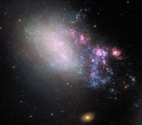 Op 26 mei maakte ruimtetelescoop Hubble deze opname van het sterrenstelsel NGC 4485 In het stelsel dat op 25 miljoen lichtjaar afstand van ons staat vindt volop stervorming plaats zoals blijkt uit de vele jonge blauwe sterren NGC 4485 en het daarnaast gelegen stelsel NGC 4490 schampten elkaar miljoenen jaren geleden waardoor talloze nieuwe sterren ontstonden