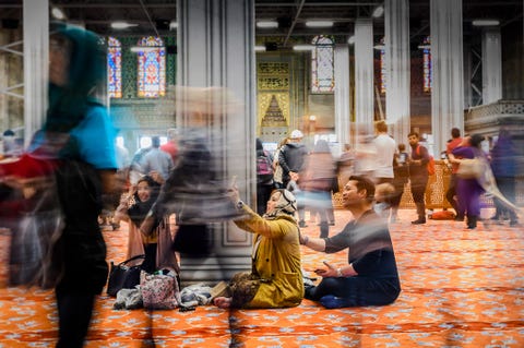 ISTANBOEL, TURKIJE ISTANBOEL TURKIJE Een stroom van bezoekers zet zichzelf op de foto in de zeventiendeeeuwse Blauwe Moskee van Istanboel Het weelderig gedecoreerde interieur van het gebouw staat bekend om zijn ruim 20000 glanzend blauwe tegels gebrandschilderde ramen enorme koepels en inlegwerk van parelmoer De moskee werd ontworpen door de architect en dichter Sedefkr Mehmed Aa wiens titel Sedefkr bewerker van parelmoer betekent