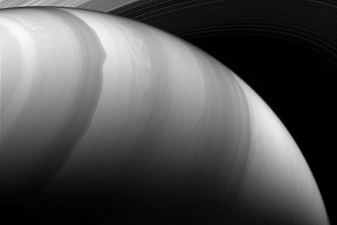Hoge windsnelheden in de hogere atmosfeer van Saturnus zorgen voor aquarelkleurige patronen in deze opnamen met de infraroodcamera van Cassini die de bovenste wolkenlagen van de planeet kan penetreren