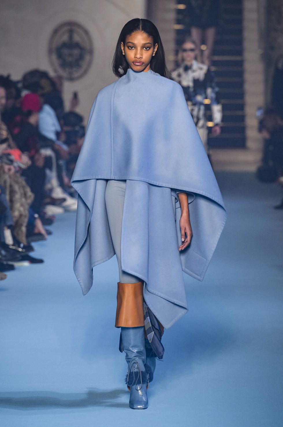 Il cappotto per le donne è il capospalla moda autunno inverno 2018-2019: ancora i cappotti oversize, colorati e tanta pelliccia ecologica.