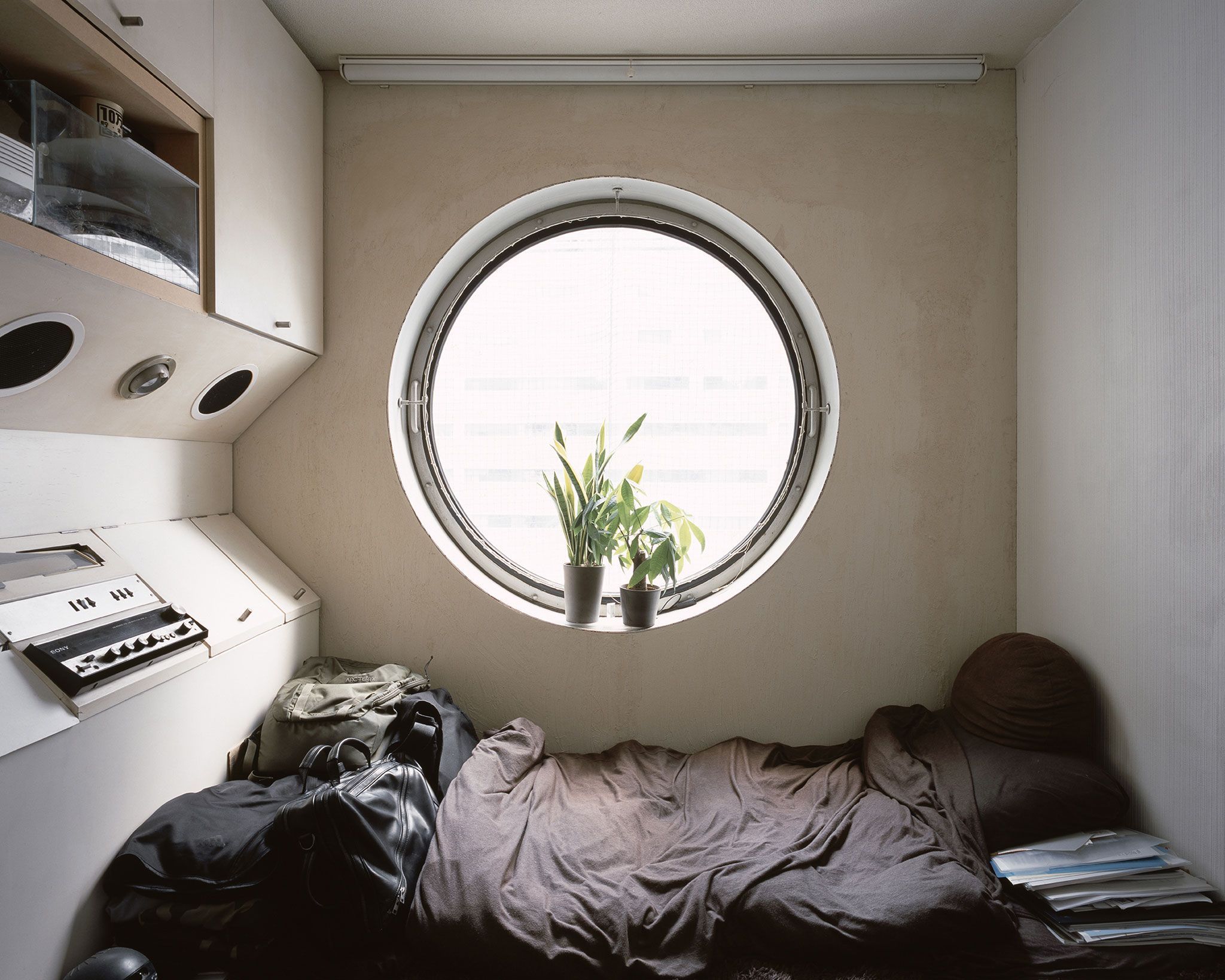 Een capsule die door de bewoner als woning is gebruikt
