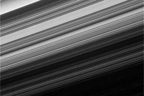 In de laatste fase van zijn missie maakte Cassini een van zijn meest nabije en gedetailleerde opnamen van Saturnus ringen