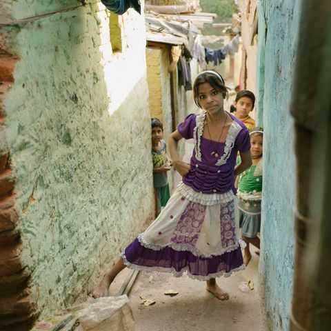 Een meisje en haar buren behoren tot families die al jaren naast het Shahadrariool wonen Het afval hoopt zich meer en meer op wat het dagelijks leven steeds zwaarder maakt