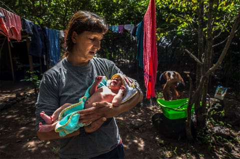 Esperanza met haar pasgeboren dochtertje Desiree Paz Carillo in een FARCkamp in La Guajira De naam van haar dochter bestaat uit het Franse woord voor gewenst en het Spaanse woord voor vrede