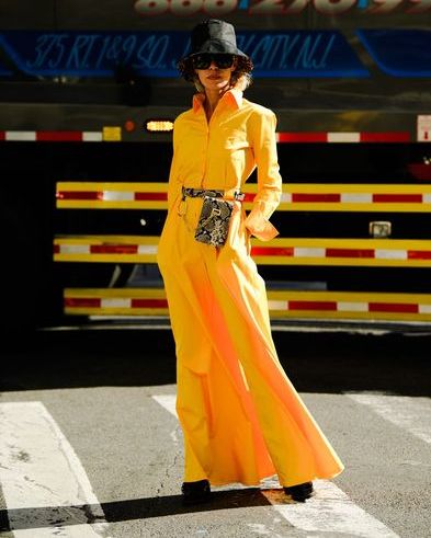 檸檬黃、芥末黃的套裝更顯好氣色！搭配蛇皮腰包作為整體造型的亮點。