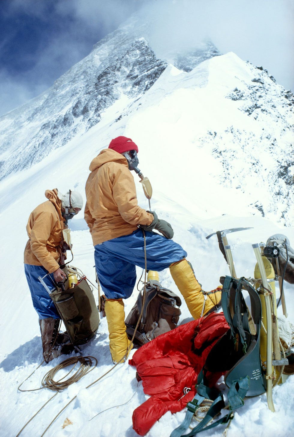 Thomas F Hornbein en William F Unsoeld nemen een pauze op de Westelijke Kam van de Mount Everest 1963