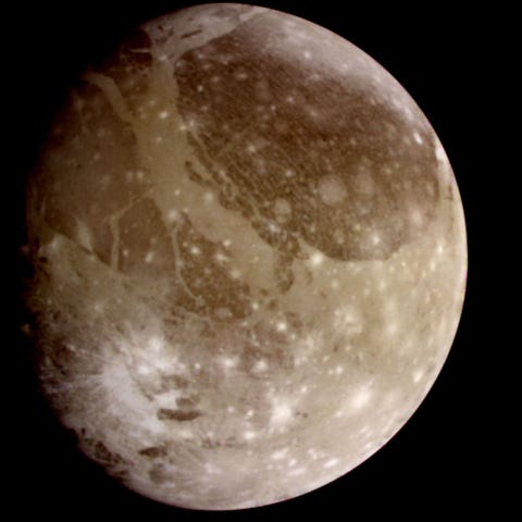 Het ruimtevaartuig Galileo toerde van 1995 tot 2003 door het Jupiterstelsel en nam daarbij deze opname van Ganymedes de grootste maan van het zonnestelsel