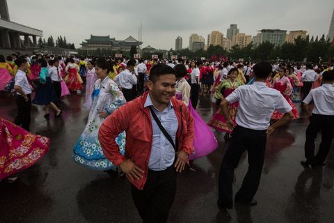 De Amerikaanse Joe Lim danst met NoordKoreanen tijdens een traditionele dans in Pyongyang