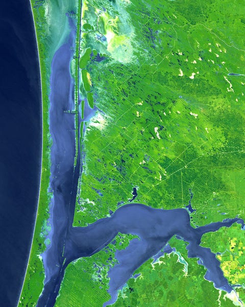 De Laguna Madre aan de kust van de Golf van Mexico in Texas vormt de letter L op deze satellietfoto in valse kleuren die op 6 mei 2016 door Landsat 8 werd gemaakt