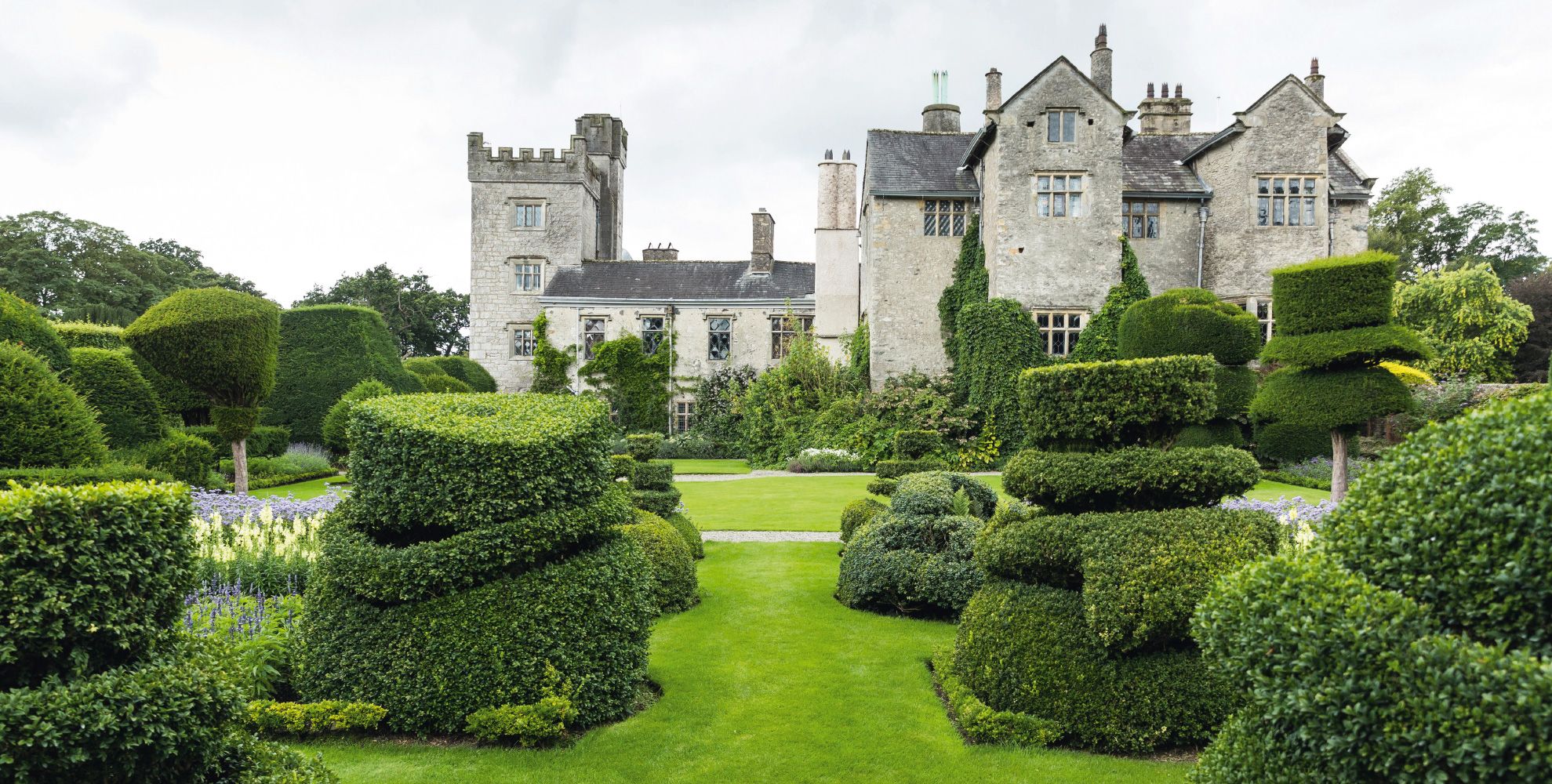 Green, Estate, Property, Garden, Building, Grass, Château, Castle, Shrub, House, 