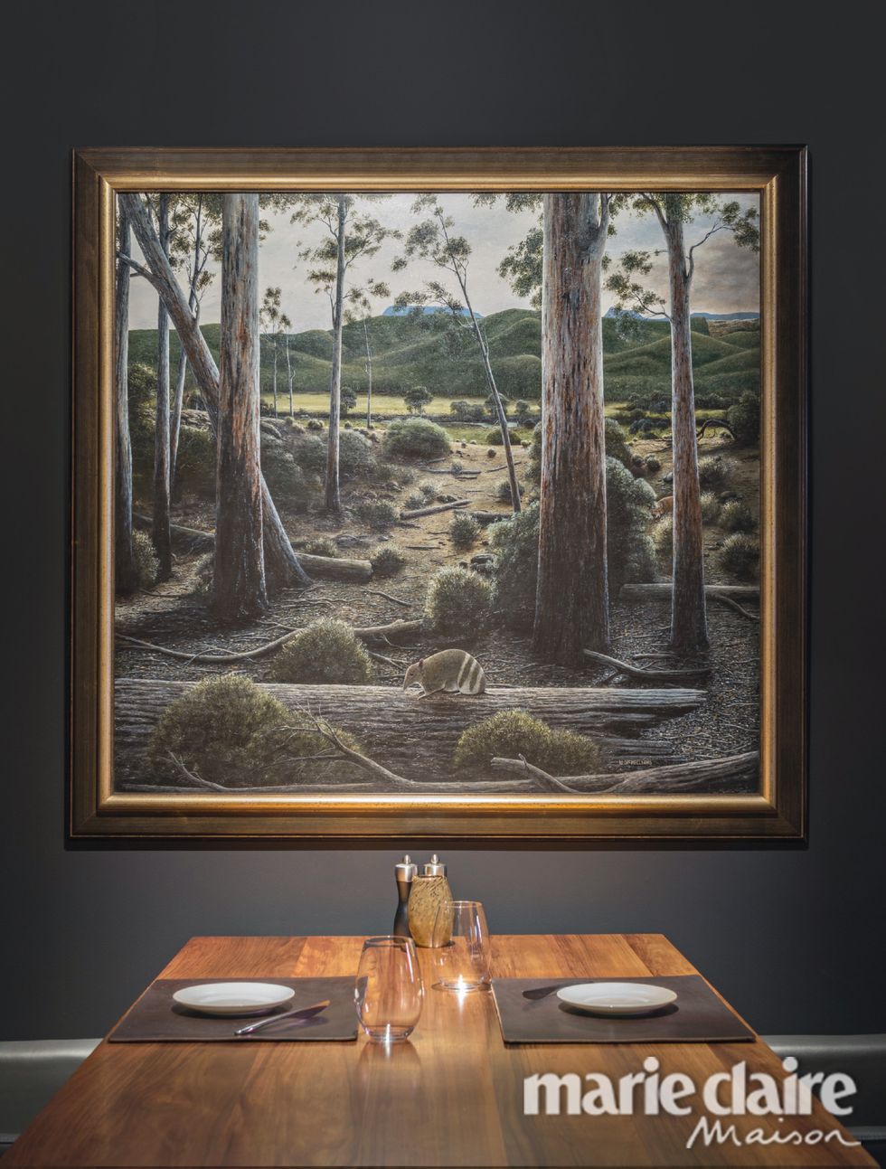 La tela Bandicoot on a log

 di Michael McWilliams,

 vincitrice del Glover

 Prize, nel ristorante

 Landscape del The

 Henry Jones Art Hotel.