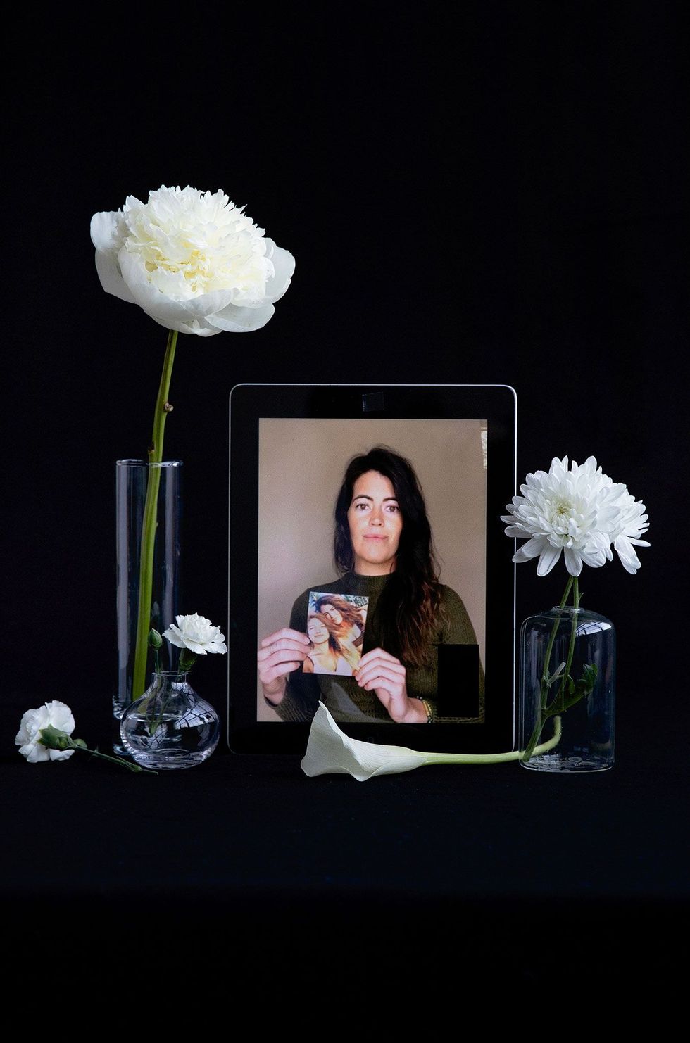 Kelsey Ellis laat een foto zien van haarzelf en haar overleden tweelingzus Audrey Ellis