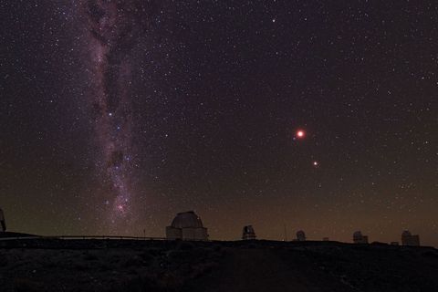 Boven het La Sillaobservatorium in Chili kleurt de maan rood tijdens een totale maansverduistering
