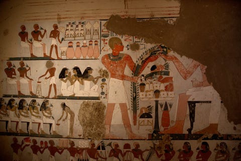 Op een muurschildering in de Egyptische tombe Kampp 161 is een figuur afgebeeld die offergaven aan de dode rechts aanbiedt