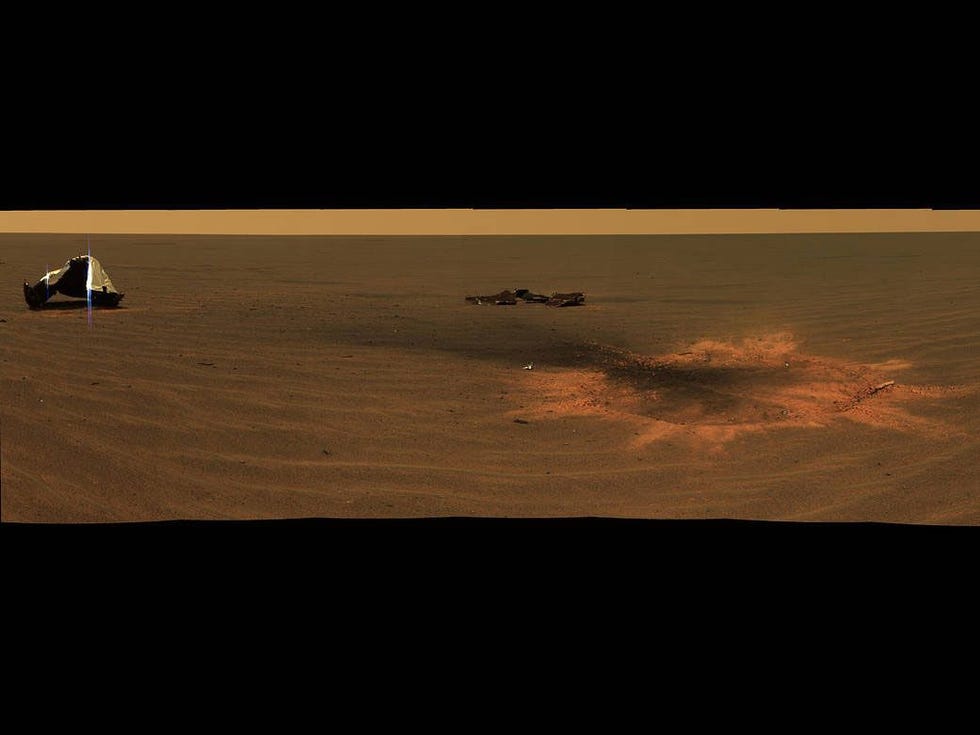 http://news.nationalgeographic.com/content/dam/news/2017/07/01/mars-rover-anniversery-gallery/04-mars-rover-anniversary-gallery.jpg De plek waar het hitteschild van de NASArover Opportunity is neergekomen