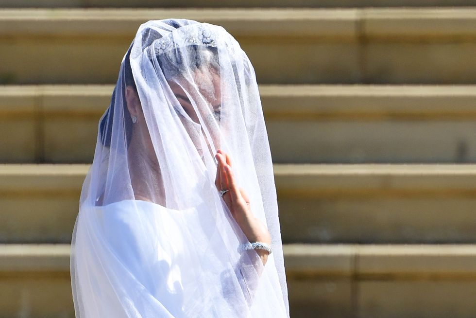 La tiara di Meghan Markle indossata sotto al velo, con l'abito da sposa di Givenchy, è un pezzo raro prestato dalla Regina Elisabetta: si chiama Queen Mary’s Lozenge Bandeau in diamanti in stile art déco.