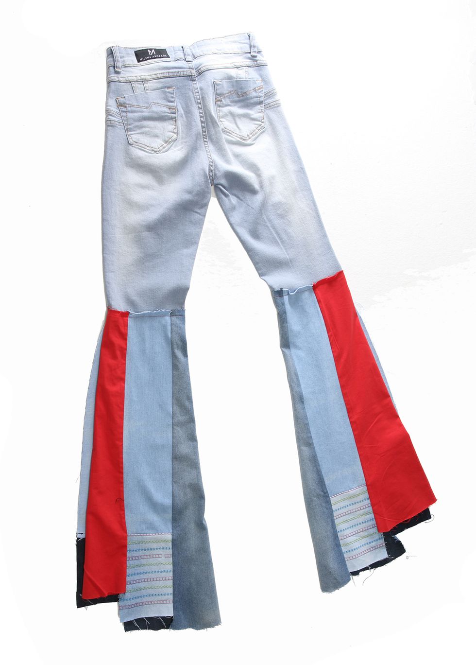 Il jeans che ti fa da push up al lato b ha un brevetto brasiliano per calzarti come un guanto e regalarti un lift ai glutei senza precedenti, Milena Andrade, la designer offre la possibilità di un servizio su misura.