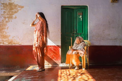 https://www.nationalgeographic.com/content/dam/photography/rights-exempt/most-moving-photos-2017/04-moving-2017Widows_22.JPG In een opvangcentrum in het Indiase Vrindavan de stad der weduwen is bij Lalita rechts het kortgeknipte haar en de witte omslagdoek te zien die in haar cultuur ooit was voorgeschreven voor weduwen De beheerder van het centrum Ranjana wordt als weduwe van een jongere generatie minder beperkt door traditionele gebruiken