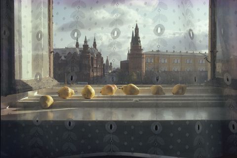 Peren rijpen op een vensterbank in Moskou Rusland Op de achtergrond is het Kremlin zichtbaar