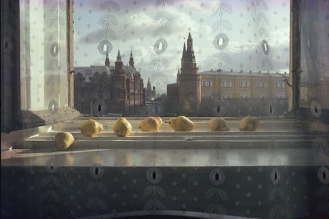 Peren rijpen op een vensterbank in Moskou Rusland Op de achtergrond is het Kremlin zichtbaar