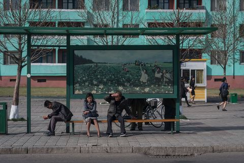 Op een foto die op maandag 10 april 2017 werd genomen wachten passagiers bij een bushalte in Pyongyang