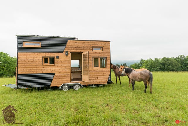 Mini casa con techo retráctil