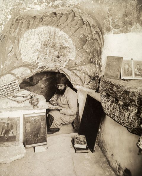 Een oostersorthodoxe monnik leest in een grot in Isral waar volgens de overlevering de profeet Elia in de negende eeuw na Chr zou hebben gewoond